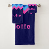 Cooles blaurosa Zickzack Monogramm Badetuch Set (Insitu)
