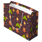 Cooles Camping Design Outdoorsy-Muster Große Geschenktüte (Rückseite Schrägansicht)