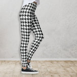 Cooles Chic-Hahnentrittmuster Prüfmuster für Ihre  Leggings<br><div class="desc">Coole Leggings mit einem Hahnentrittmuster Karo Muster in Schwarz und Weiß. Ändern Sie einfach die Hintergrundfarbe,  indem Sie auf "Anpassen" klicken und dann auf den kleinen Augentropfen. Es macht Spaß,  mit Freunden auszugehen,  auszugehen oder sich zu unterhalten.</div>