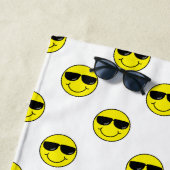 Cooles Emoji stellen mit Sonnenbrillen addieren Strandtuch (Beispiel)