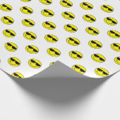 Cooles Emoji stellen mit Sonnenbrillen gegenüber Geschenkpapier (Ecke)