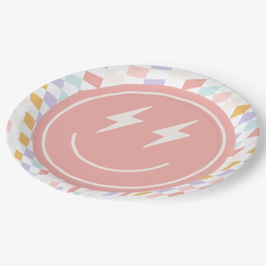 Cooles erhabenes Mädchen Pappteller (Schrägansicht)