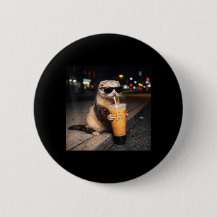 Cooles Frettchen trinkt eisgekühlten Milchkaffee G Button