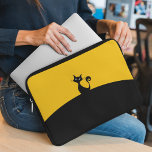 Cooles Gehäuse für Notebook-PCs Laptopschutzhülle<br><div class="desc">Eine skurrile schwarze Katze sitzt auf einem Hügel. Entworfen für Sie von Evco Studio.</div>