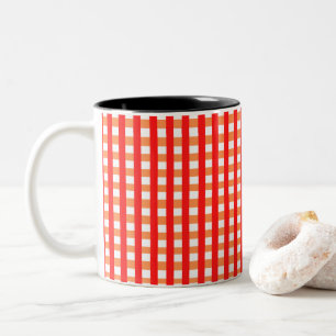 Cooles Gingham Orange-, Rot- und Weißmuster-Design Zweifarbige Tasse
