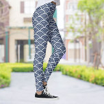 Cooles Küstenblau sorgt für eine Farbauswahl Leggings<br><div class="desc">Coole Leggings mit einem Wellenmuster in Blau und Weiß. Ändern Sie einfach die Hintergrundfarbe,  indem Sie auf "Anpassen" klicken und dann auf den kleinen Augentropfen. Der Fitnessraum und das Hanging machen Spaß.</div>