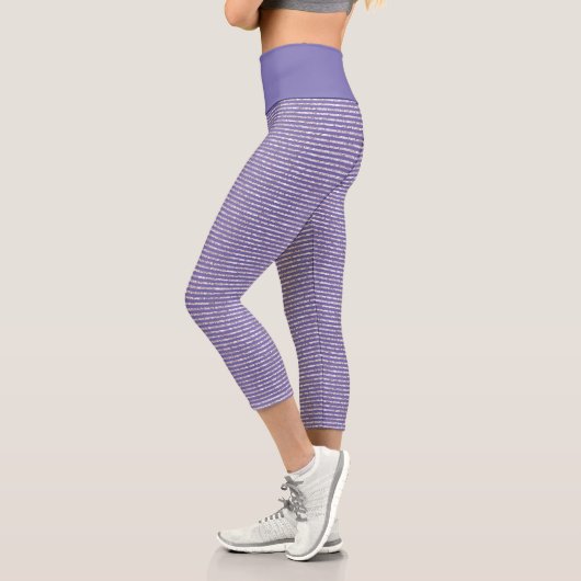 Cooles Lavendel-Lilac-dünnes, horizontales Streife Capri Leggings (Links)