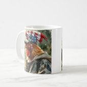 Cooles MAGA-Hühnchen mit Gun Camouflage Cap Rooste Kaffeetasse (Vorderseite Links)