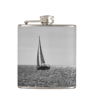Cooles modernes Foto von Segelbooten im Sommer Flachmann