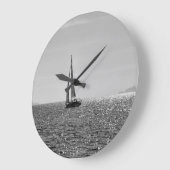 Cooles modernes Foto von Segelbooten im Sommer Große Wanduhr (Winkel)