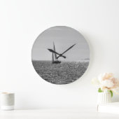 Cooles modernes Foto von Segelbooten im Sommer Große Wanduhr (Zuhause)