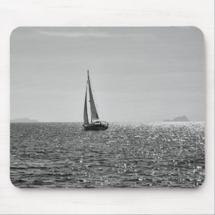 Cooles modernes Foto von Segelbooten im Sommer Mousepad