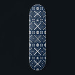 Cooles modernes geometrisches, blaues Silbermuster Skateboard<br><div class="desc">Cool Modern Geometric Tribal Blue Silver Muster Skateboard zeichnet sich durch ein modernes silbernes geometrisches Stammmuster auf blauem Hintergrund aus. Entworfen von ©Evco Studio www.zazzle.com/store/evcostudio</div>