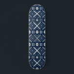 Cooles modernes geometrisches, blaues Silbermuster Skateboard<br><div class="desc">Cool Modern Geometric Tribal Blue Silver Muster Skateboard zeichnet sich durch ein modernes silbernes geometrisches Stammmuster auf blauem Hintergrund aus. Entworfen von ©Evco Studio www.zazzle.com/store/evcostudio</div>