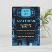 Cooles, modernes Navy Blue Tee Video Game Party Einladung (Stehend Vorderseite)