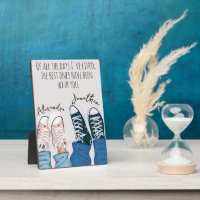 Cooles modernes Paar Him & Ihre Beine in Sneakers