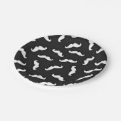 Cooles modernes Schwarz-weißes Mustache-Muster Pappteller (Schrägansicht)