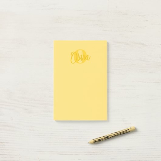 Cooles Monochrome Yellow Trendy Script Monogram Post-it Klebezettel (Auf Schreibtisch)