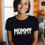 Cooles Mummy-Drippy-Script Funny-Mama Halloween T-Shirt<br><div class="desc">Nimm deine innere coole Mummy! 🎃 Passen Sie dieses lustige Halloween-Tee mit Ihrer eigenen Drehung an. Machen Sie sich bereit für einen leckeren Stil! 👻 #CoolMummyTee #HalloweenFun #MomsKostüm</div>
