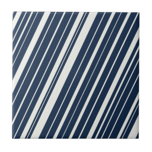 Cooles Navy Blue und White Diagonal Stripes Muster Fliese