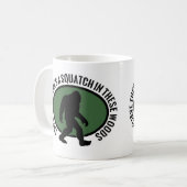 Cooles ovales Squatch in diesem Holz Kaffeetasse (Vorderseite Links)