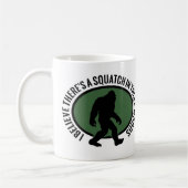 Cooles ovales Squatch in diesem Holz Kaffeetasse (Links)