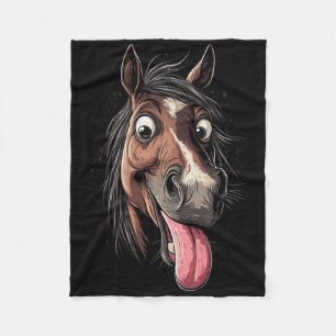 Cooles Pferd mit Zungenpferden auf dem Pferd Fleecedecke