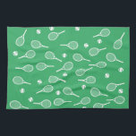 Cooles Racing Racquets Muster Grün Geschirrtuch<br><div class="desc">Weiße und grüne Tennis-Rackets-Muster für ihn | Tennisplatz im Sommer. Geschenk für Tennisspieler, weißes Schläger-Tennis-Spiel auf einem grünen Hintergrund. Personalisiertes Geschenk für einen Tennisspieler. Trendy Tennisspieler Wohngestaltung. Moderne Tennisspielgeschenke. Cooles Retro-Geschenk für Ihren Tennistrainer oder das Tennisteam der Schule! Junge, Männer, Mann Tennis Spieler Geburtstag Party Geschenk Packpapier. Tennisspieler Männer klassisches...</div>