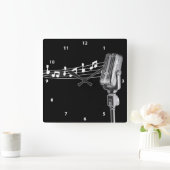 Cooles Retro-Mikrofon und Uhr für Musikanweisungen (Zuhause)