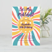 Cooles Retro Sunbury Streifen Pickleball Party Einladung (Stehend Vorderseite)