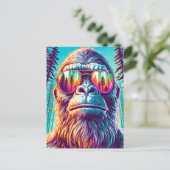 Cooles Sasquatch mit Sonnenbrille im Wald Postkarte (Stehend Vorderseite)