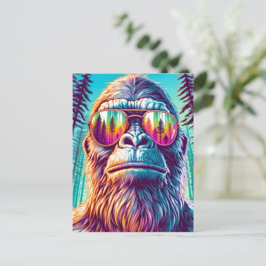 Cooles Sasquatch mit Sonnenbrille im Wald Postkarte (Stehend Vorderseite)