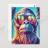 Cooles Sasquatch mit Sonnenbrille im Wald Postkarte (Vorne/Hinten)