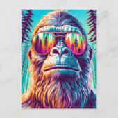 Cooles Sasquatch mit Sonnenbrille im Wald Postkarte (Vorderseite)