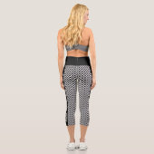 Cooles, schwarz-weißes, kreiertes Muster Capri Leggings (Rückseite)