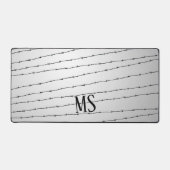 Cooles schwarz-weißes Stacheldraht Monogram Schreibtischunterlage (Vorderseite)