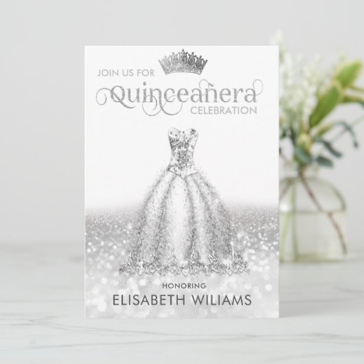 Cooles Silberglatter Kleid tiara Quinceañera Einladung (Stehend Vorderseite)