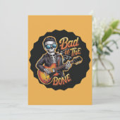 Cooles Skelett Bad to Bone mit Gitarre Einladung (Stehend Vorderseite)