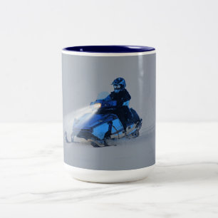 Cooles Snowmobiler am Eissee Wintersportthema 2 Zweifarbige Tasse
