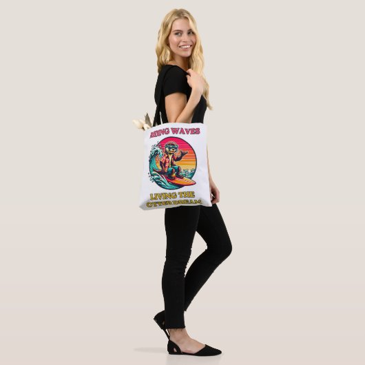 Cooles Surfen Otter Reiten Tasche (Am Model)