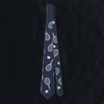 Cooles Tennis-Racquets-Muster Navy Blue Retro Krawatte<br><div class="desc">Weiße und marineblau Tennisschläger Muster für ihn | Tennisplatz im Sommer. Geschenk für Tennisspieler, weißes Schläger-Tennis-Spiel auf einem marineblau-blauen Hintergrund. Personalisiertes Geschenk für einen Tennisspieler. Trendy Tennisspieler Wohngestaltung. Moderne Tennisspielgeschenke. Cooles Retro-Geschenk für Ihren Tennistrainer oder das Tennisteam der Schule! Junge, Männer, Mann, Tennisspieler Krawatte. Tennisspieler Männer klassisches Schlägermuster. Tennisgeschenke für...</div>
