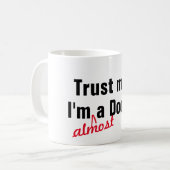cooles Vertrauen, ich bin fast Arzt medizinische W Kaffeetasse (Vorderseite Links)