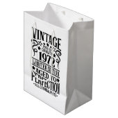 Cooles Vintages Geburtsjahr 1972 Mittlere Geschenktüte (Vorderseite Schrägansicht)