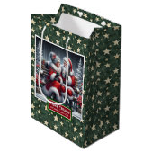 Coolste Claus Classic Weihnachtsgeschenktasche Mittlere Geschenktüte (Vorderseite Schrägansicht)