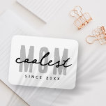 Coolste Mama seit 20XX Moderne, einfache Preppy Magnet<br><div class="desc">Dieses einfache und moderne Design besteht aus san-Serifentypografie.</div>