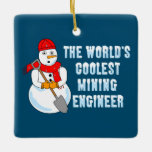 Coolster Bergbauingenieur Snowman Keramikornament<br><div class="desc">Ein Schneemann,  der eine Schaufel mit Schal und Mütze trägt,  mit dem weltweit coolsten Text des Bergbauingenieurs,  ist ein lustiges Geschenkdesign für Unis und berufliche Ingenieure.</div>