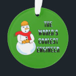 Coolster Ingenieur Snowman Ornament<br><div class="desc">Ein Schneemann,  der einen harten Hut mit Text trägt. Der coolstste Ingenieur der Welt ist ein humorvolles Ingenieurdesign. Fun Geschenke für Unis und Ingenieure zum Geburtstag und Winterurlaub.</div>