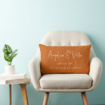 Coordinates des Wedding Keepake Coupels Lendenkissen<br><div class="desc">Moderne Script Custom Coordinates Wedding Erinnerungen Lumbar Pillow mit Ihren Koordinaten und Hochzeitstermin der Wahl,  Ehenamen im modernen lässigen Drehbuch Schriftart auf einem fett verbrannten orangen Hintergrund. Große Hochzeitsnacht oder Jubiläumsgeschenk.</div>