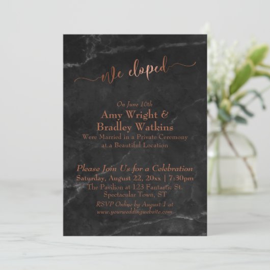 Copper Script Wir haben Skripte auf schwarzem Marm Einladung (Stehend Vorderseite)