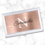 Coppery Rose Gold Imitate Metallic Foil Monogram Visitenkarten Dose<br><div class="desc">Erstellen Sie Ihre eigene mit Monogramm-schwarz-weiße,  moderne,  minimalistische Visitenkarten-Hülle. Moderne Monoline-Schrift für ihren Namen über einen eher klassischen Schriftart in Monogramm. Der Hintergrund ist mit einem Imitat rot und leichte Rose goldgebürstete Metall-Stil ombre Folie,  die wie ein Foto druckt.</div>